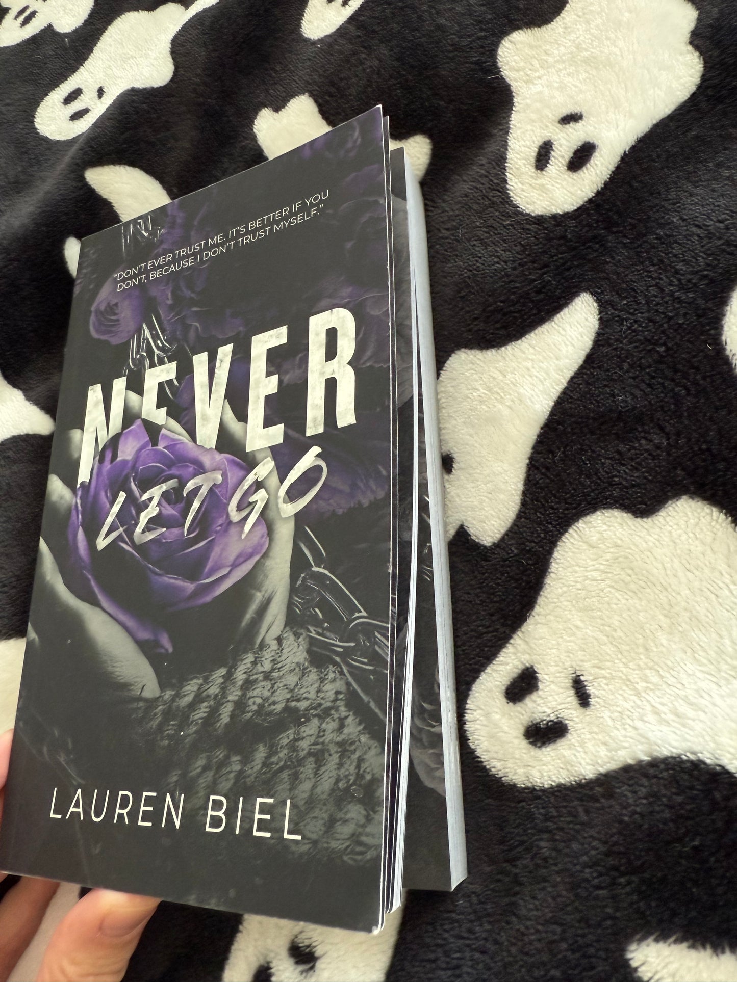 Never let go **Black pages & Signed** Lauren Biel