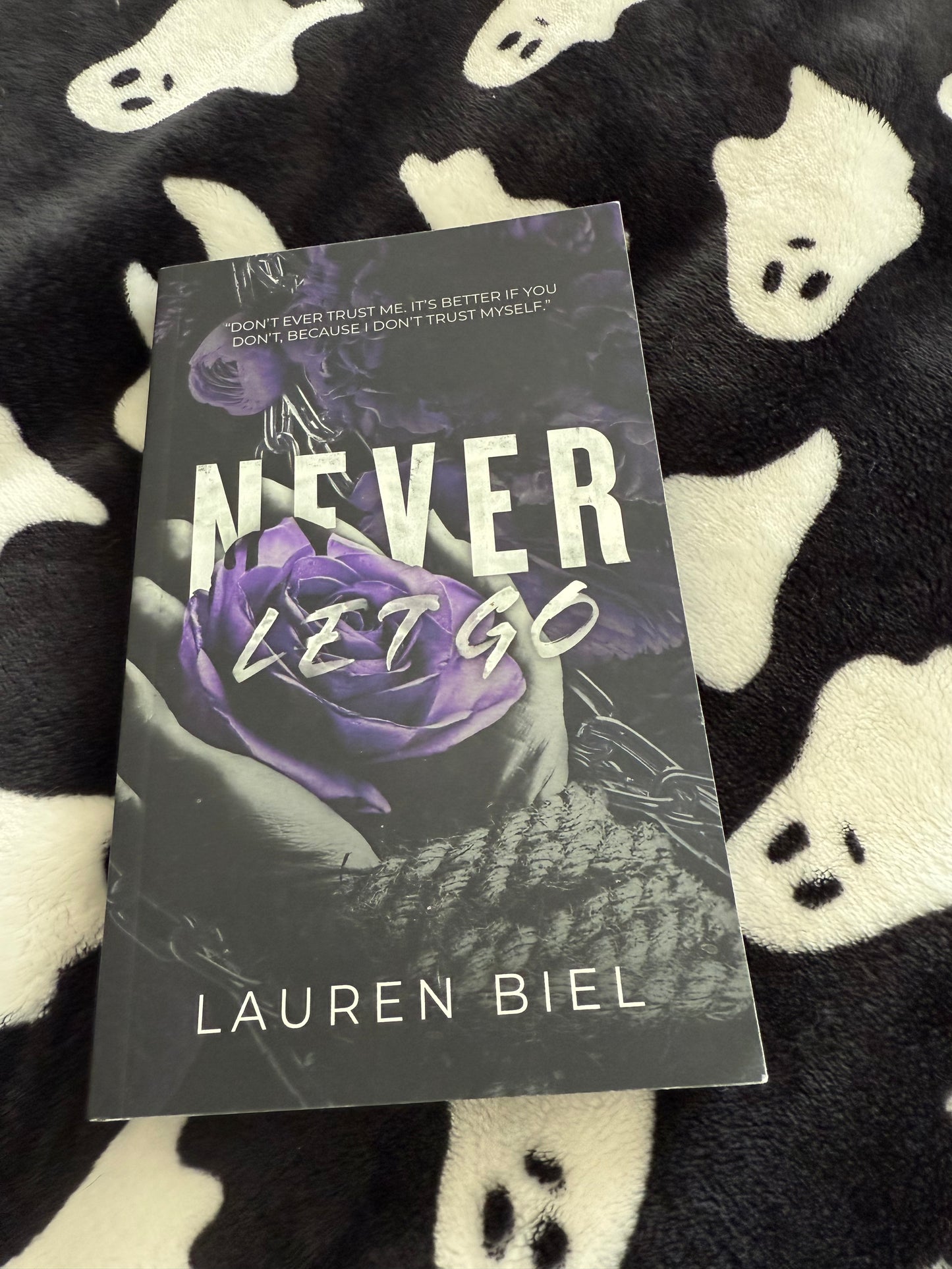 Never let go **Black pages & Signed** Lauren Biel